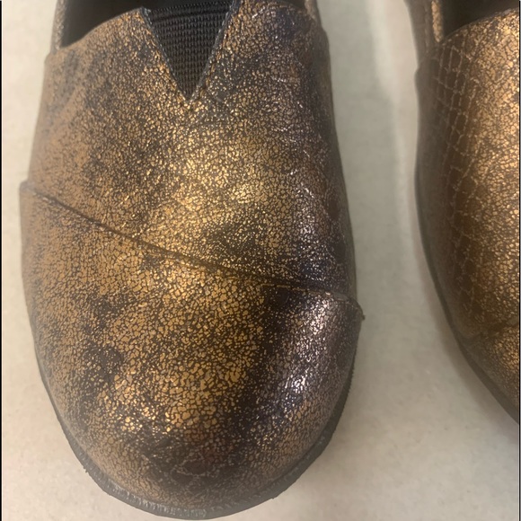 🦁BRONZE LOAFERS (6.5 medium)🦁 - Picture 2 of 8